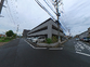 施設外観の住宅街の道路  