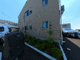 自転車置き場のある外観