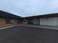 広い入口の建物