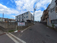 建物が並ぶ道路沿いの外観  