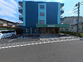 広い道路に面する建物