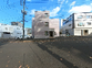 広い道路に面した建物