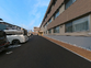 駐車場と建物