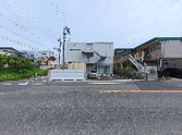 道沿いの建物の外観