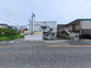 道沿いの建物の外観