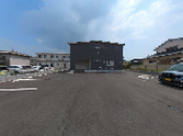 駐車場のある建物外観