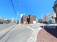 日差しの強い街路  