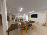 広々とした明るい部屋内
