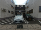 車が並ぶ建物前