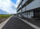 周辺の広い空と建物