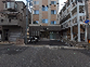 静かな通りに面した建物