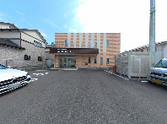 駐車場完備の建物外観