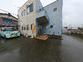 静かな建物と駐車場