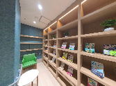 本の並ぶ明るい部屋