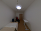 窓から光が差し込む部屋