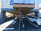車が停まる建物前