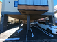 車が停まる建物前