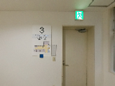 明るい廊下の一部