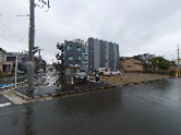 雨の路上と建物外観