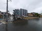 雨の路上と建物外観