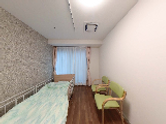明るい個室の居室  