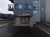 雨の日の建物外観