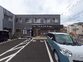駐車場のある建物外観