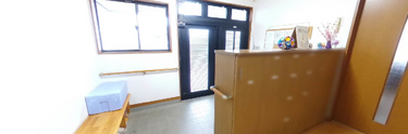 明るく広々とした介護施設の待合室
