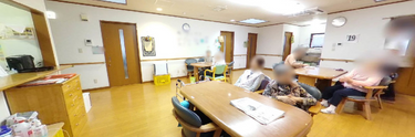 明るく木のぬくもり溢れる内観
