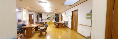 施設内の明るい共有スペース