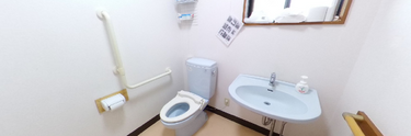 施設内の居室での手すり付トイレ