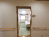 明るい和室の廊下
