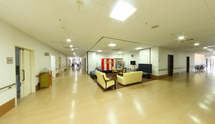 職員と利用者が交流する施設内部