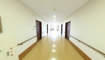 介護施設内の廊下と扉