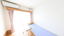 ケア施設の居室内部の風景