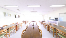 清潔感ある施設の食堂