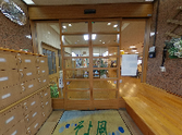 温もりある施設の入口部分