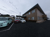 施設外観と従業員用駐車場