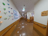 明るく清潔な施設の廊下