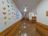 アート飾り付けのある施設の内部