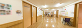 清潔で開放的な介護施設内部
