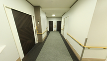 介護施設の明るい内廊下と部屋