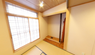 明るく広い和室の内部