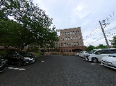 広々とした駐車場の景観