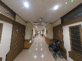 ゆったり廊下の施設風景