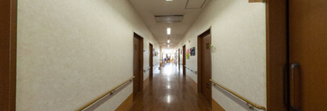 ケア施設の廊下と居室の外観