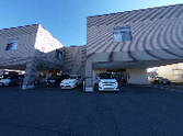 広々とした駐車場の建物