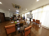 賑やかな共用エリアの風景