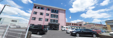 街の交差点と店舗が見える