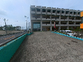 広い道路側の建物外観